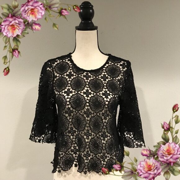 MAKE AN OFFER;) Black lace crop top with short bell sleeves - Picture 1 of 10